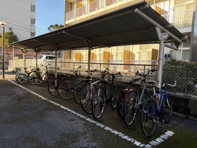 【その他共用部分】 | パル湯浅マンション | 駐輪場は屋根付きがうれしいですね。