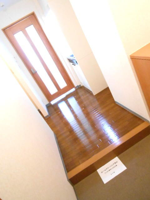 ポンテリブロの内装|明るい玄関。