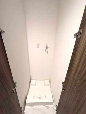 洗濯機置場・扉があるので隠すことができます