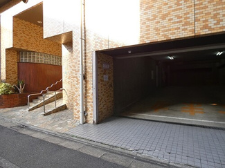 【駐車場】 | ライオンズプラザ池袋 | 駐車場入口別角度　※2026年03月の写真