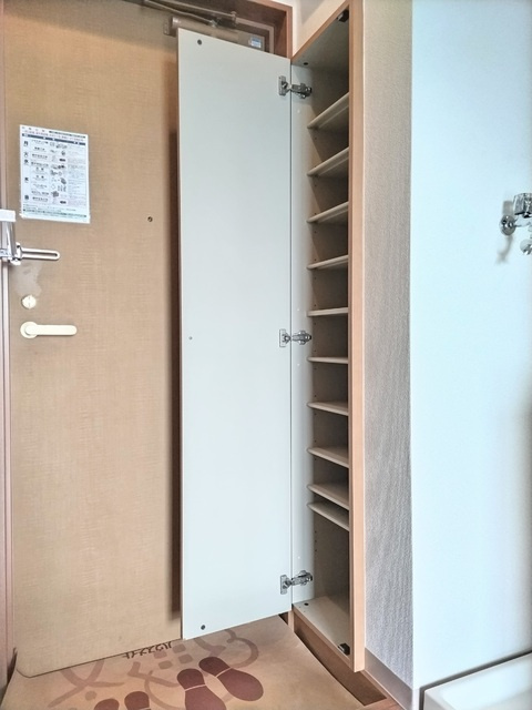 ★高さのあるシューズボックス。表面は姿見鏡です★
