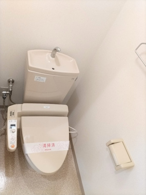★トイレ上部に棚あります★