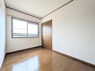洋室　4.5帖・家具配置のしやすい腰高窓