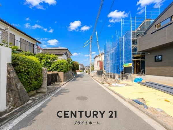 横浜市金沢区富岡西４丁目の新築一戸建の前面道路含む現地写真|前面道路が広いので、安心して駐車可能です！
是非現地へお越しください。