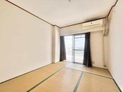 【寝室】 | サンロード大泉 | 大きな窓からたっぷりの日差しが降り注ぐ明るい室内です。気持ちの良い朝日を受けて、目覚めの良い健康的な朝を迎えられそうです。 