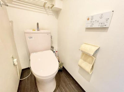 【トイレ】 | サンロード大泉 | 節水型でエコなトイレには、今では当たり前のウォシュレット付き。便座を温める機能付き！
タオルフォルダーも付いておりそのまま手洗いもできます。