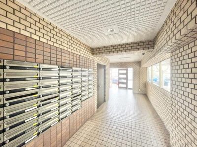 【エントランス】 | サンロード大泉 | 清潔に維持されている共用部。住む方のマナーの良さが感じられます！