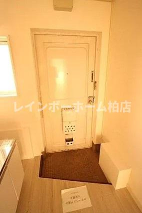 特典：仲介手数料が無料です!!の玄関|明るい玄関です