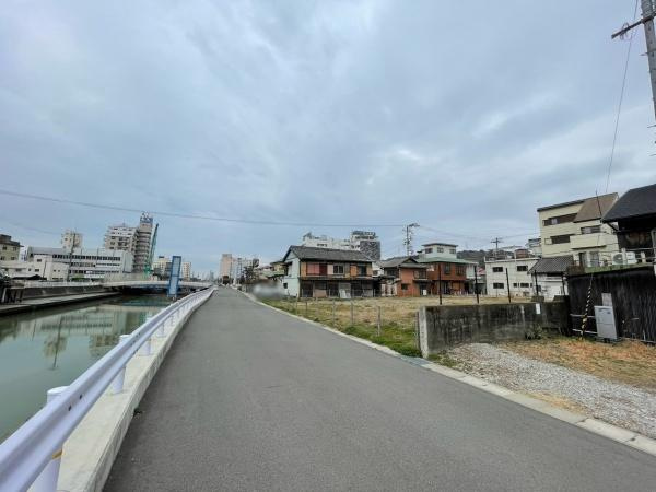 海南市日方　土地の前面道路含む現地写真