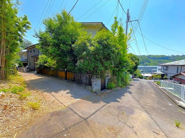 横浜市戸塚区小雀町の中古一戸建の前面道路含む現地写真