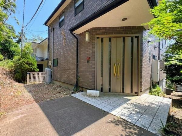 横浜市戸塚区小雀町の中古一戸建の玄関