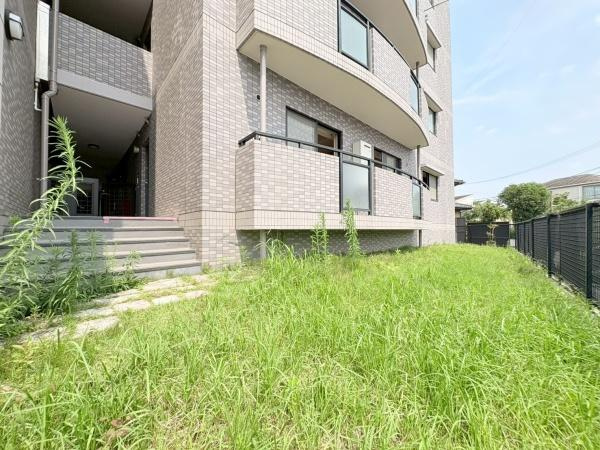 フェイム宮前平の庭|専用のお庭です。玄関から降りてすぐの青々とした芝のお庭です。家庭菜園やガーデニングの趣味もお楽しみいただけます。(リフォーム中)