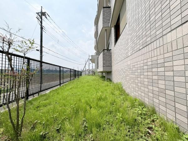フェイム宮前平の庭|広々とした専用庭です。リフォーム中。