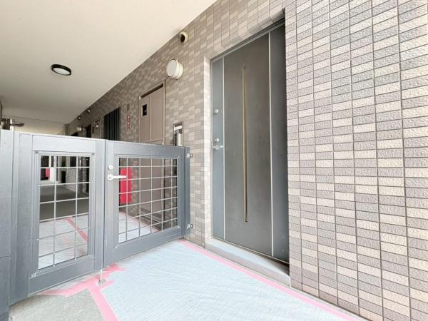 フェイム宮前平の玄関|専用ポーチから見た玄関。リフォーム中。