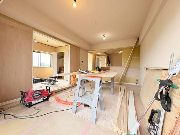 フェイム宮前平の居間・リビング|LDK約13.6帖、洋室約6.0帖。繋げて大きなお部屋としてお使いいただけます。(リフォーム中)