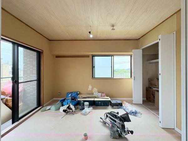 フェイム宮前平の洋室|LDKに隣接する洋室は扉を閉めてひとつのお部屋としても機能します。(リフォーム中)