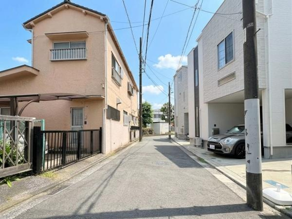 横浜市磯子区坂下町の中古一戸建の前面道路含む現地写真