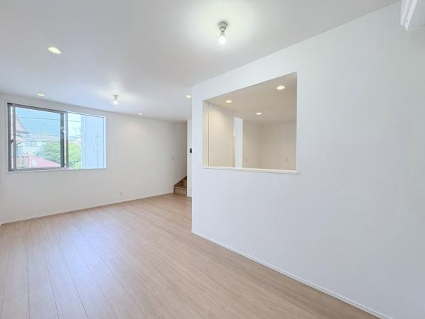 横浜市磯子区坂下町の中古一戸建の居間・リビング