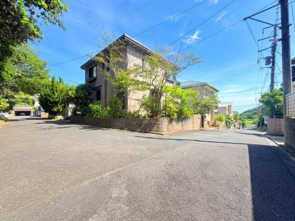 鎌倉市七里ガ浜東５丁目の中古一戸建の前面道路含む現地写真