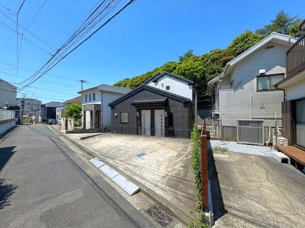 横浜市港南区芹が谷１丁目の中古一戸建の前面道路含む現地写真