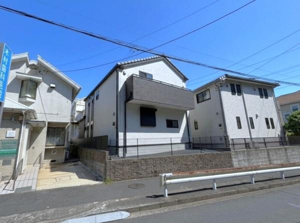 横浜市港南区芹が谷１丁目の中古一戸建の前面道路含む現地写真