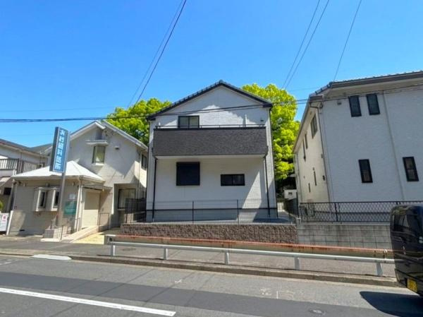 横浜市港南区芹が谷１丁目の中古一戸建の前面道路含む現地写真