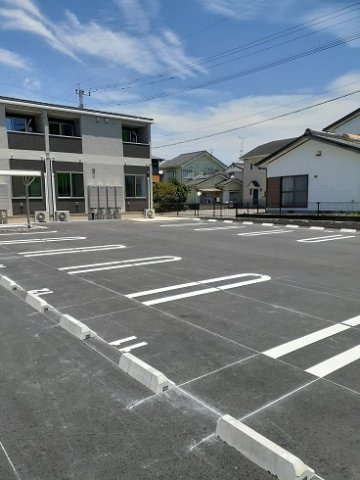 ドゥウェル　シンフォニー　Ⅱの駐車場