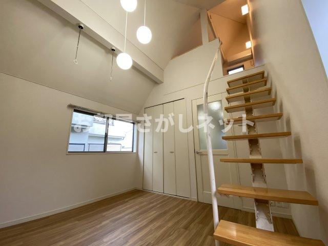 カーサベルデ中野【おとり物件なし】#学生・社会人にオススメ！初期費用分割払いOK！の居間・リビング