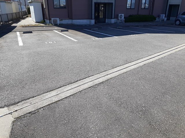 リヴァーサイド　ＨＫの駐車場