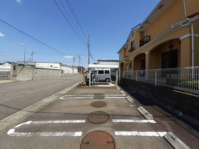 バロン・四辻の駐車場