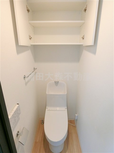 ドゥーエ大鳥居WESTのトイレ|吊戸棚と温水洗浄便座付きのトイレ