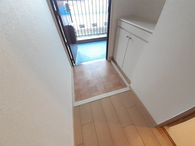 エムエステートの玄関