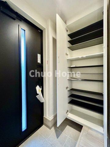 葛飾区青戸3丁目新築分譲住宅の玄関|【玄関】玄関には大型のシューズクローゼットを設置しておりますのでいつでもスッキリりとした空間を保てます。玄関周りを清潔に使うのはとても大事なことですよね。