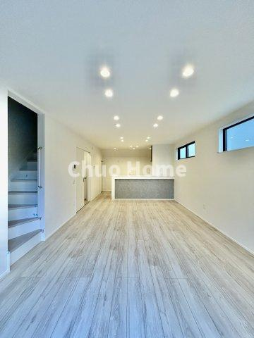 葛飾区青戸3丁目新築分譲住宅のダイニング|【ダイニング】忙しい朝でも、しっかり家族が揃って食事をして頂けるゆとりある大きさのダイニングスペース。奥様が作る手料理をカウンター越しに受けとって頂き、テーブルで囲む素敵な時間を存分に愉しんで下さい。