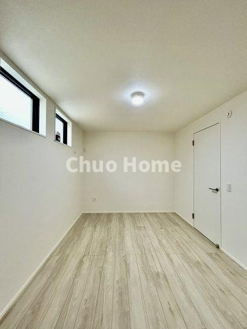 葛飾区青戸3丁目新築分譲住宅の寝室|【寝室】心と体をゆったりと安らげる主寝室。寝室のゆとりが大きい分だけ、暮らしの安らぎは深まります。一日の疲れを癒すだけでなく、ご夫婦の親密な語らいを紡ぎ出します