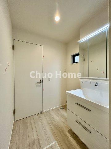 葛飾区青戸3丁目新築分譲住宅の脱衣所|【洗面所】明るい洗面所は朝をすっきりさせてくれる空間です。バタバタしている忙しい朝でも収納が多い洗面台では短い時間で効率良く支度ができます。