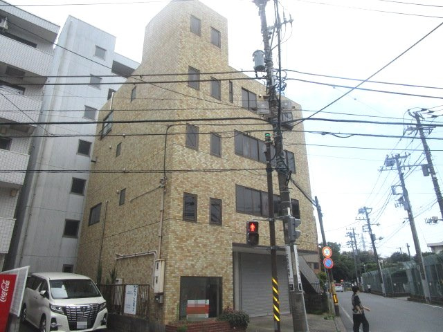横浜市西区久保町のビル