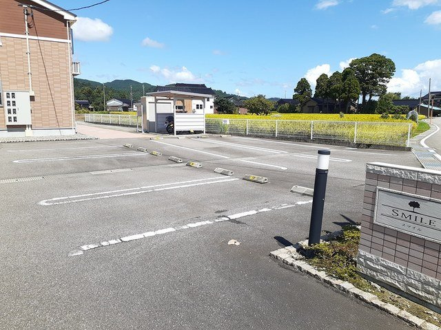 スマイルの駐車場