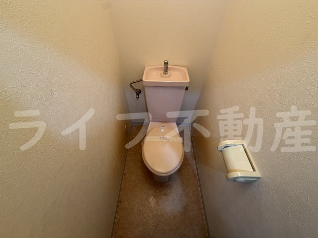 マンションロゼのトイレ|落ち着いた色調のトイレです