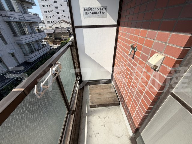 マンションロゼのバルコニー|バルコニーからの眺めを楽しみながら食事をしませんか