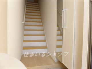 グリシーナの玄関|ミラー付き大型シューズボックス