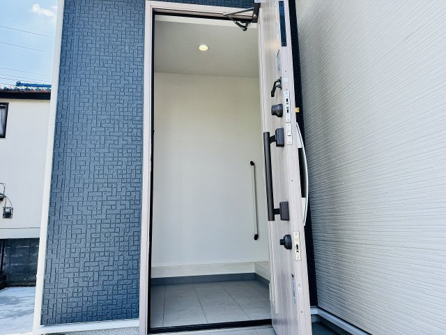 八王子市　中野上町　新築一戸建て　０１期の玄関|～玄関は安心のWロックキーを採用～