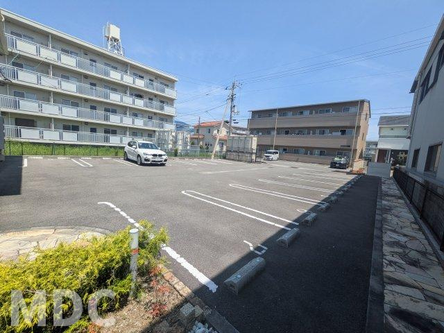 ルタンザサードＢの駐車場