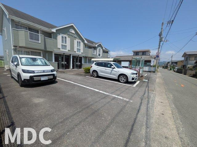 ラフィネ北島の駐車場