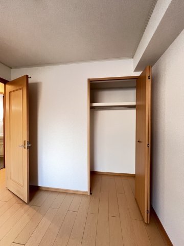 鶴見スクエアⅡの収納|北洋室クローゼット