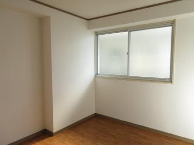 マンションいそい常盤のその他|LDK　廊下に面した窓あり