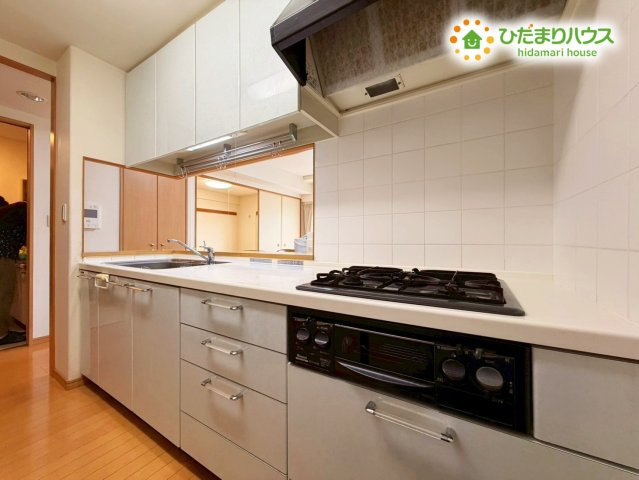 サーパス城南けやき通り　中古マンションのキッチン|調理スペースをしっかり確保した、機能的なキッチンです。