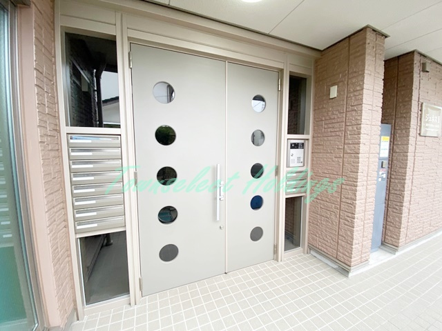 藤沢市湘南台５丁目の賃貸マンションのエントランス