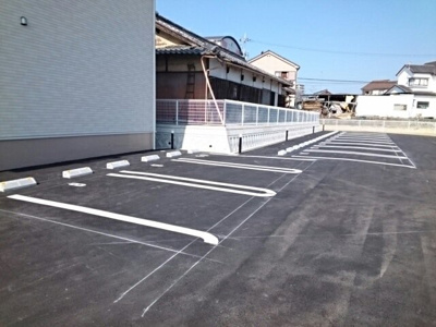 【駐車場】 | アジュール岩出 | 車をお持ちの方に嬉しい駐車場付きの物件です