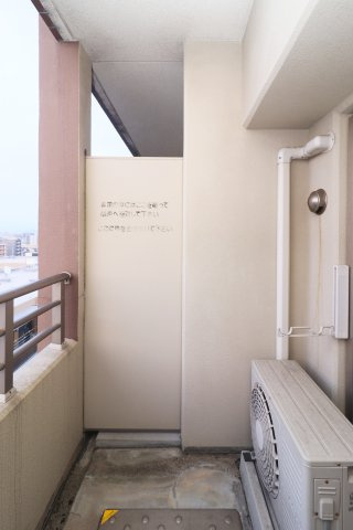 サヴォイスタジオスイーツ　11階のバルコニー|別号室のものになります。現状優先。